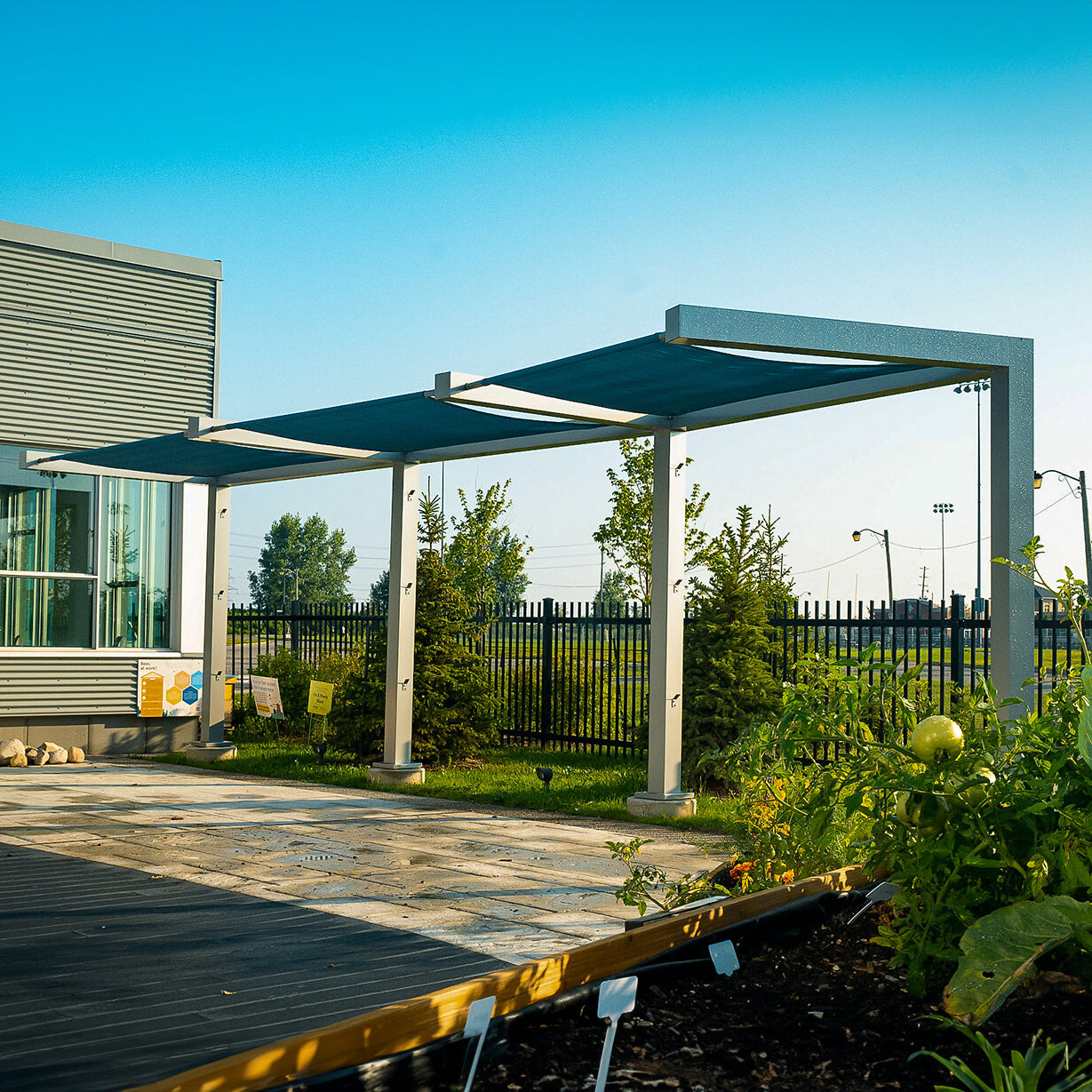 Grand Cantilever Cabana