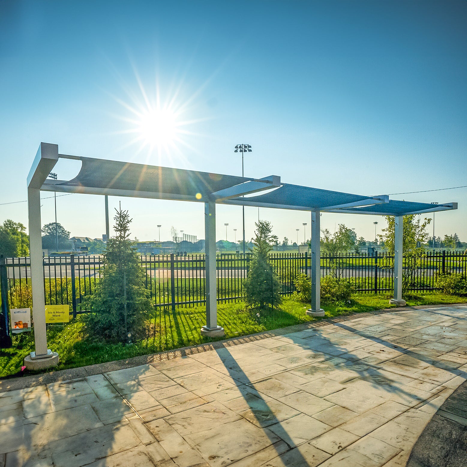 Grand Cantilever Cabana