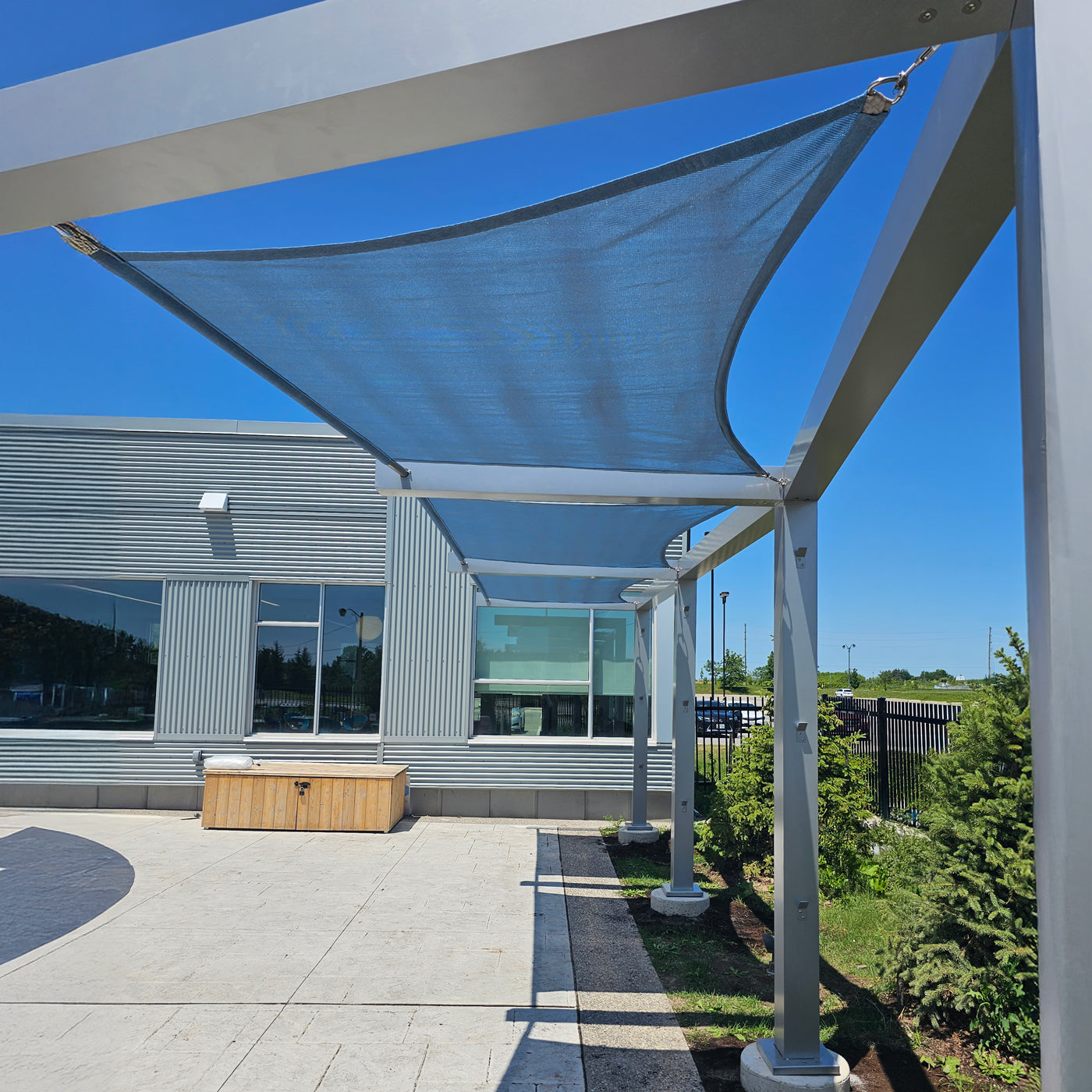 Grand Cantilever Cabana